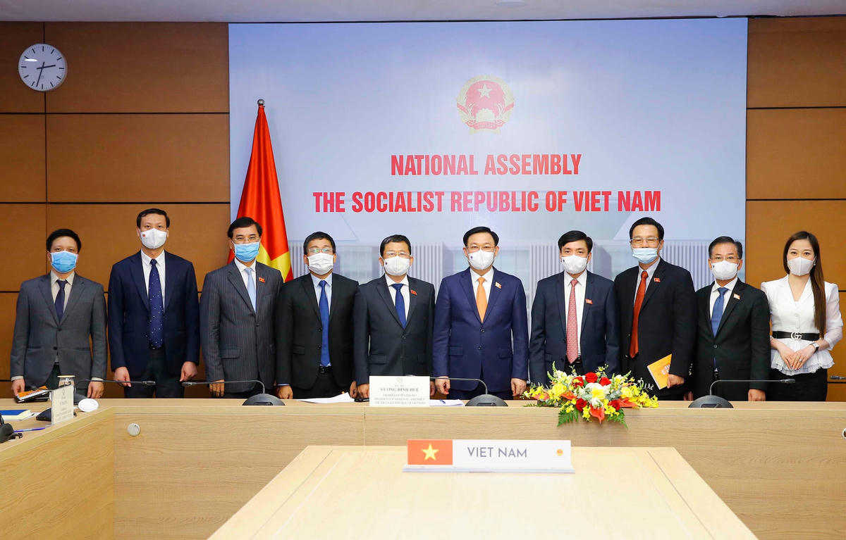 Chủ tịch Quốc hội Vương Đình Huệ và các thành viên đoàn Việt Nam tại hội đàm.