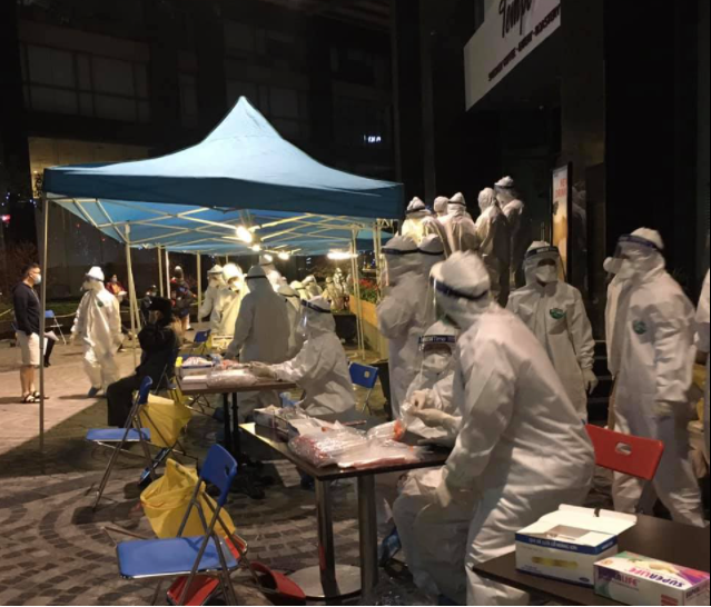 Lực lượng y tế tập trung số lượng lớn nhằm đảm bảo hoàn thành việc lấy mẫu xét nghiệm cho toàn bộ người dân Chung cư 88 Láng Hạ ngay trong đêm 4/2. Ảnh: Lan Anh.