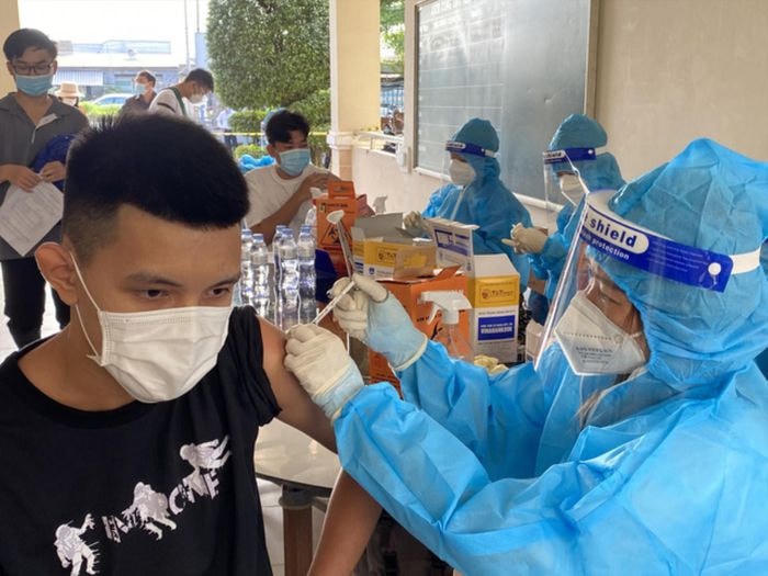 Tiêm vaccine phòng Covid-19 cho người dân. Ảnh: T.Hà.