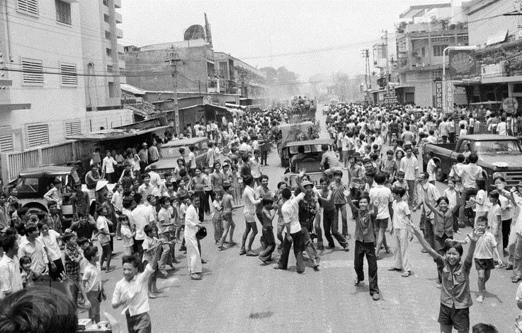 Người dân Hà Nội trong ngày chiến thắng 30/4/1975. Ảnh tư liệu TTXVN.