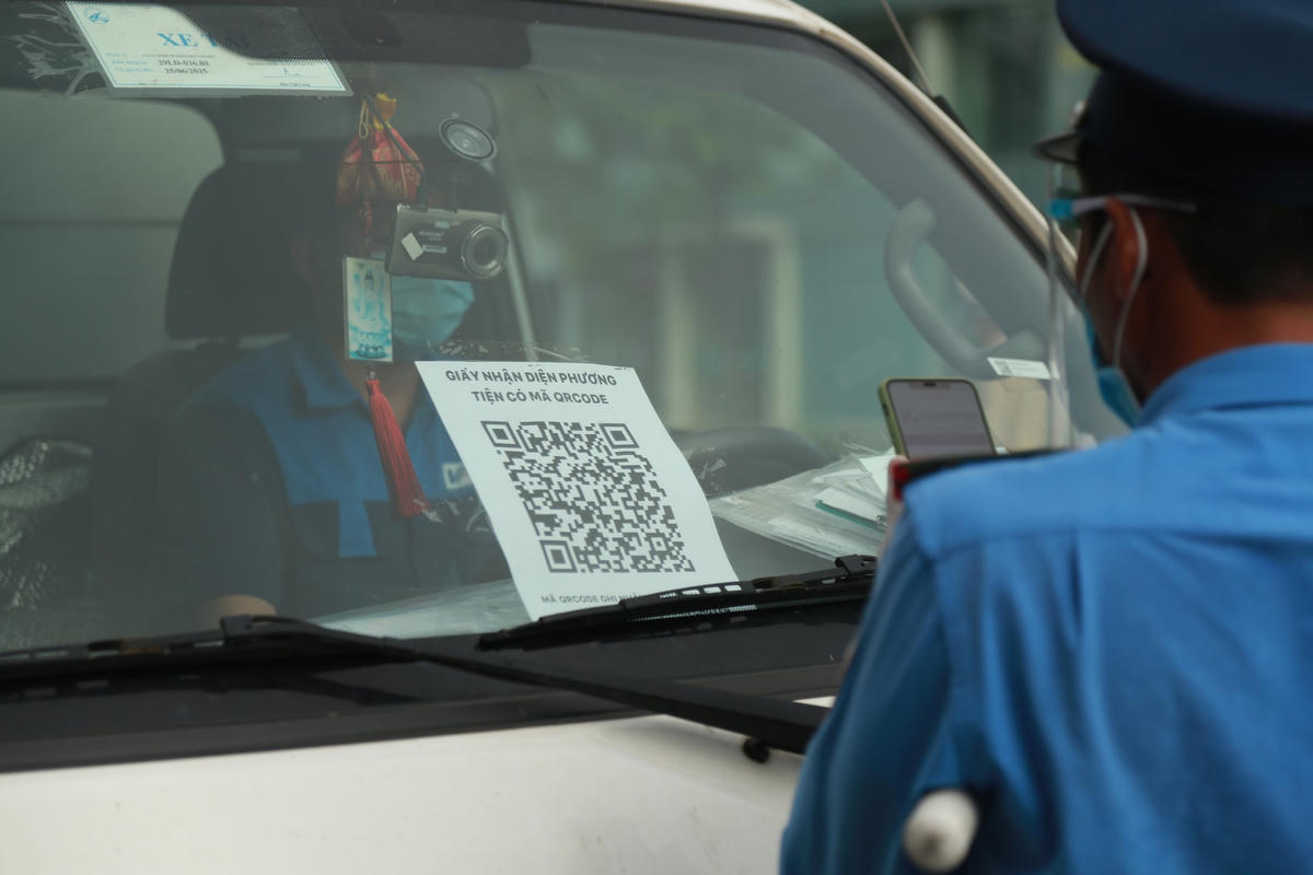 Lực lượng thanh tra giao thông kiểm tra phương tiện được cấp mã "luồng xanh" thông qua mã QR code.