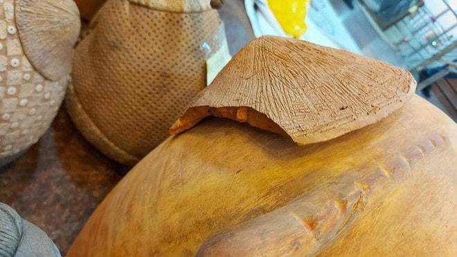 Tác phẩm điêu khắc bị vỡ và hư hỏng.
