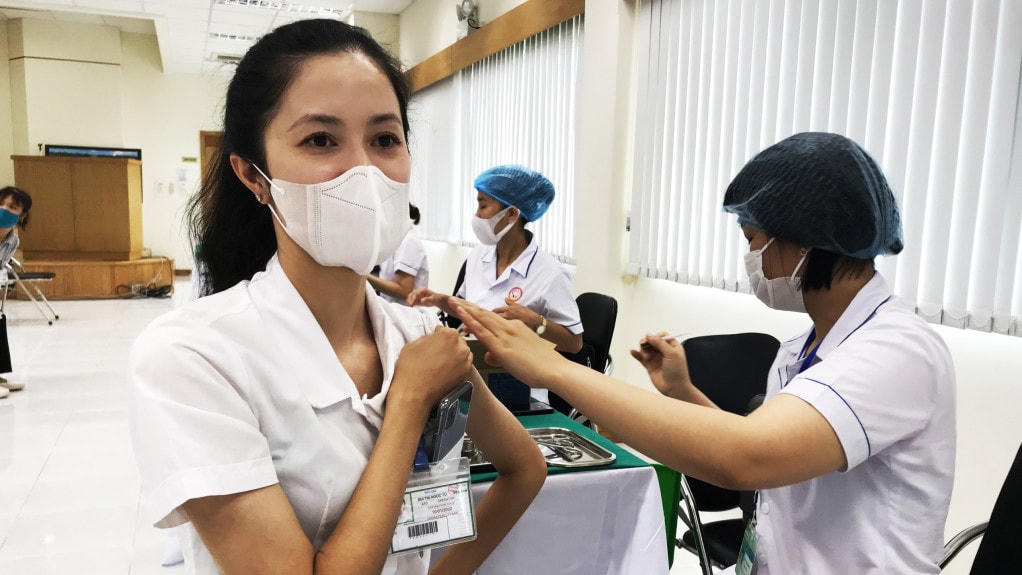 Công nhân KCN Đông Mai, thị xã Quảng Yên tiêm vaccine mũi 1.