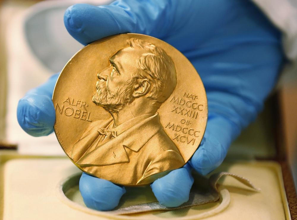 Giải thưởng Nobel danh giá đi kèm với huy chương vàng và 10 triệu kronor Thụy Điển. Ảnh: AP.