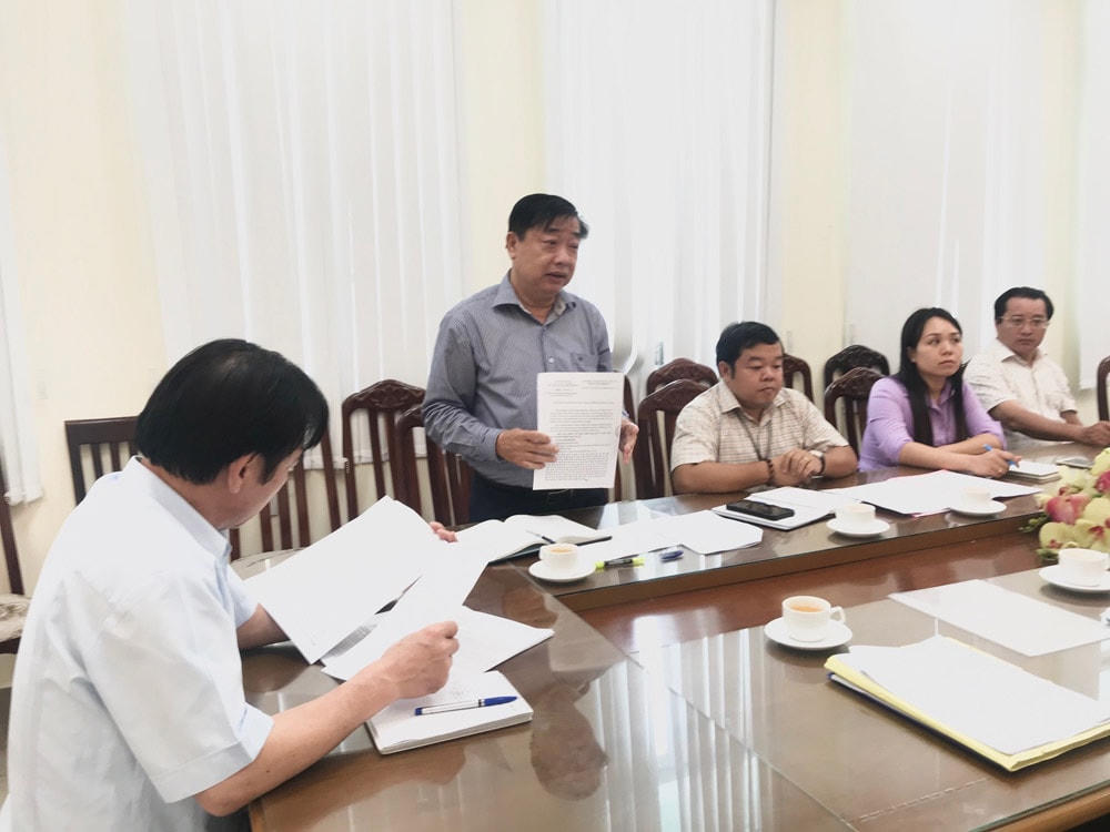 Đại diện Sở Tài nguyên và Môi trường báo cáo với đoàn giám sát.