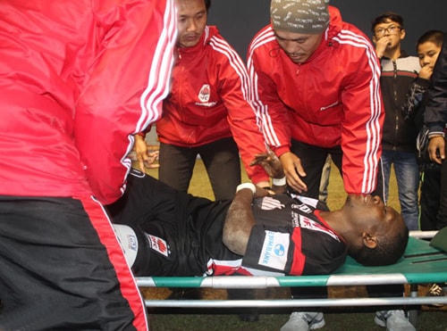 Danny David gãy xương sườn sau cú "kung-fu" của đối thủ. (Ảnh: Đ.H.).