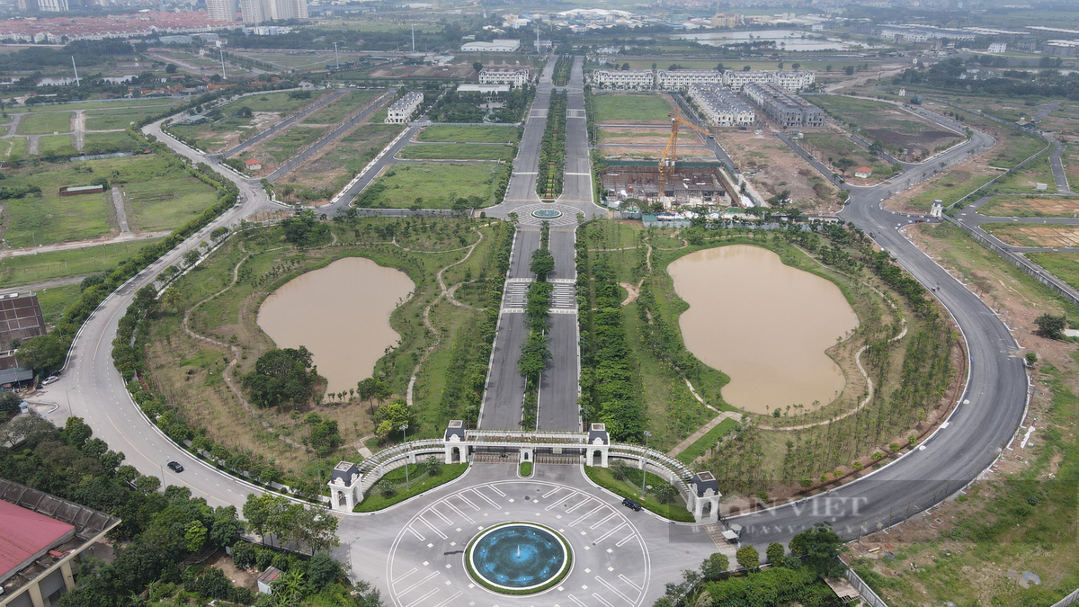 Chủ đầu tư đã rầm rộ xây hàng trăm biệt thự, liền kề và rao bán nhà từ lâu dù chưa hoàn thiện thủ tục sử dụng đất, điều chỉnh quyết định giao đất, bổ sung mốc giới. 