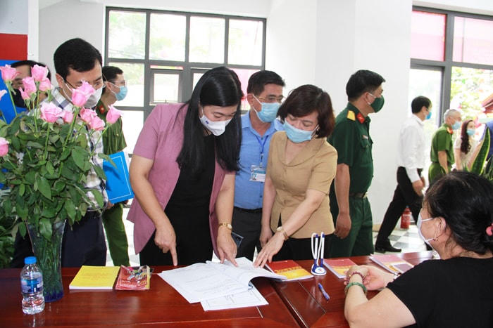 Bà Nguyễn Lan Hương (bên trái) kiểm tra công tác chuẩn bị bầu cử tại khu vực bỏ phiếu số 3, phường Nhật Tân, quận Tây Hồ, Hà Nội.