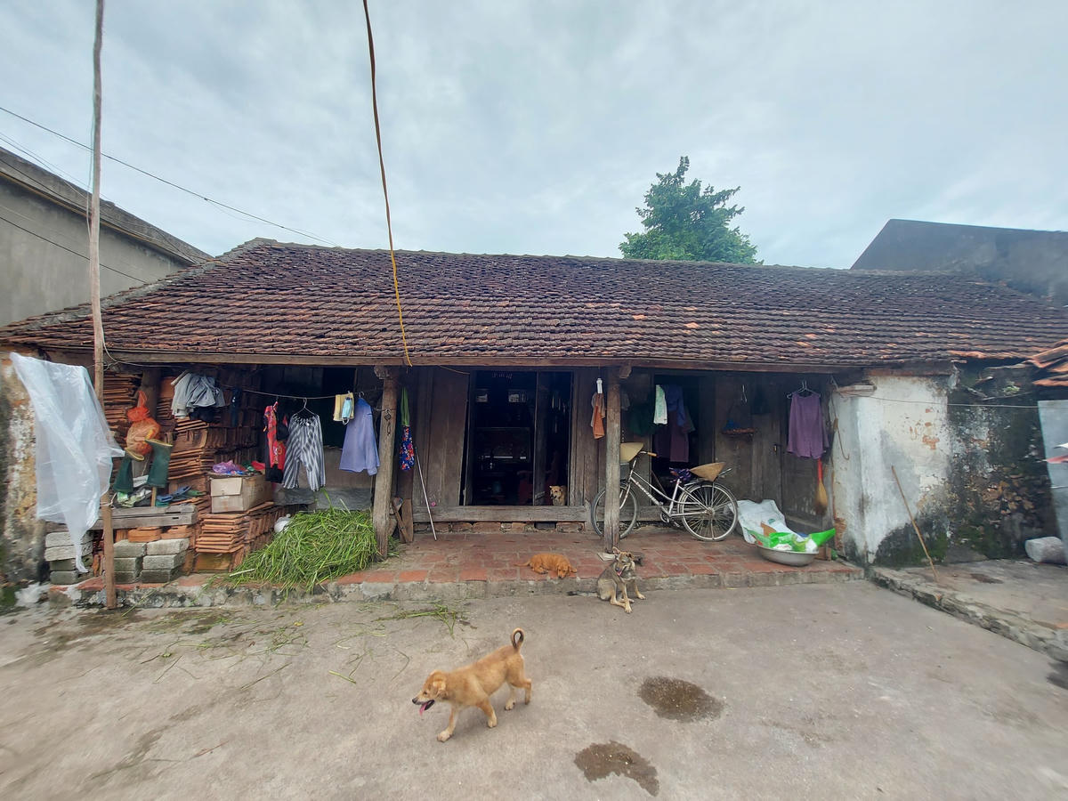 Gian nhà ngói xập xệ nơi cụ Toa và cụ Nhâm đang sinh sống.