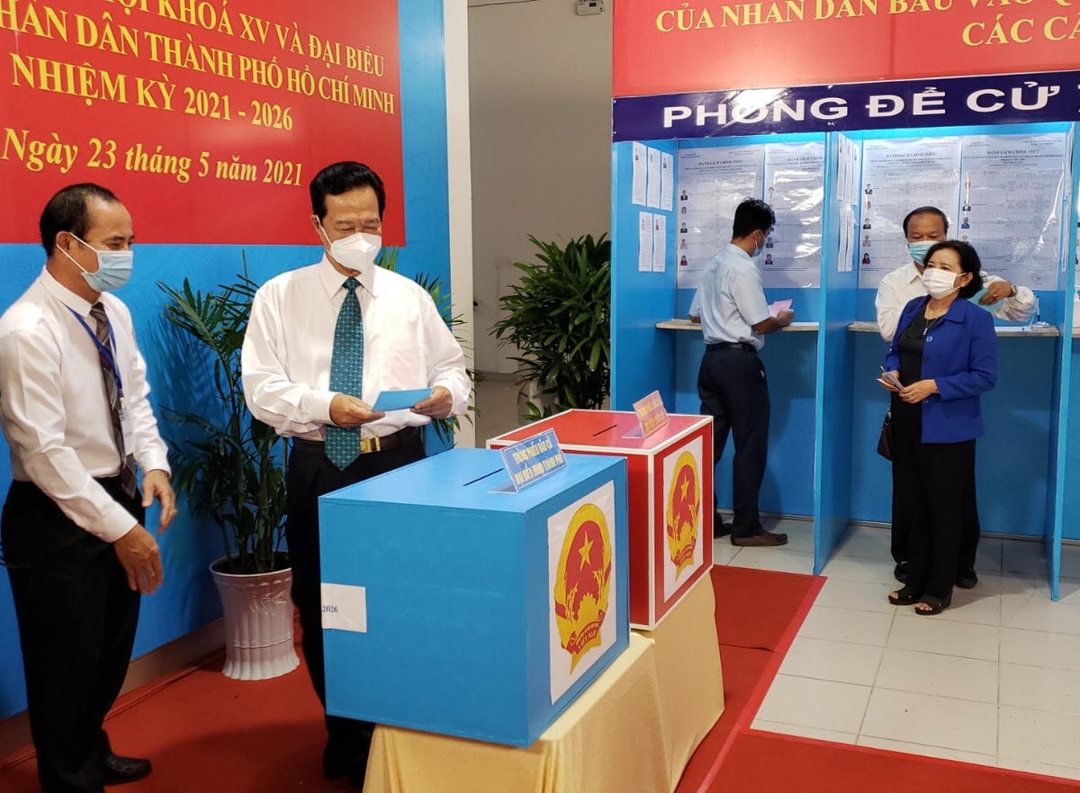 Nguyên Thủ tướng Chính phủ Nguyễn Tấn Dũng bỏ phiếu tại Khu vực bỏ phiếu số 34 (Quận 3).