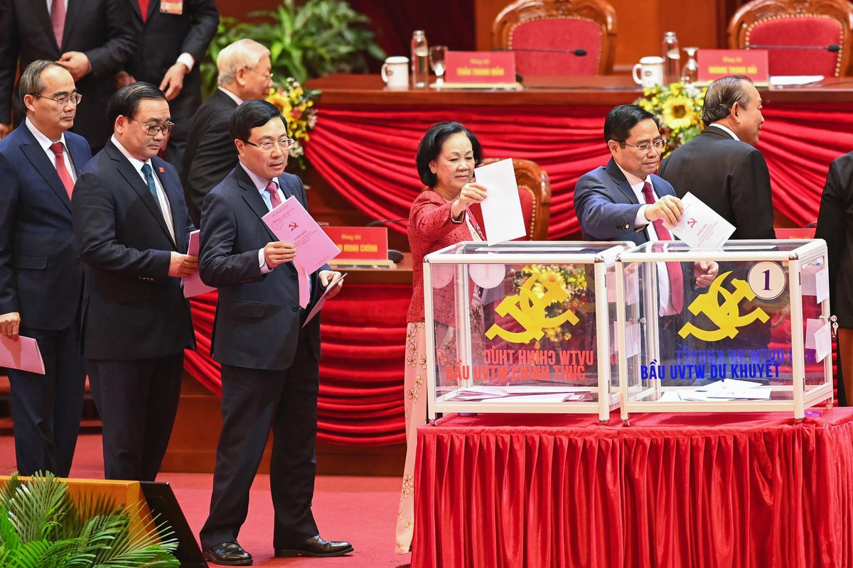 Trưởng ban Tổ chức Trung ương Phạm Minh Chính và Trưởng ban Dân vận Trung ương Trương Thị Mai bỏ phiếu bầu Ban Chấp hành Trung ương khóa XIII.