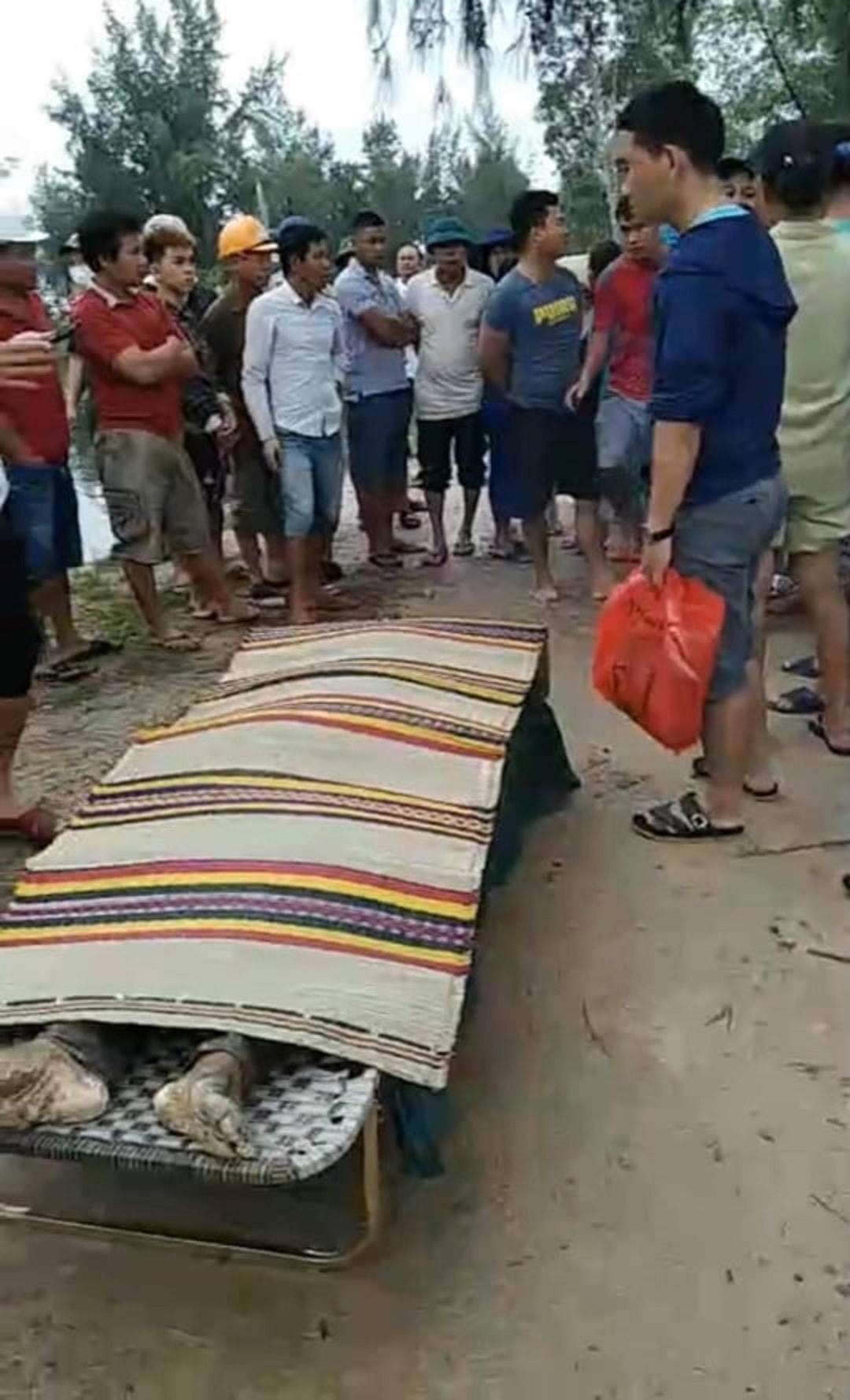 Thi thể cháu Ph. đã được đưa vào bờ.