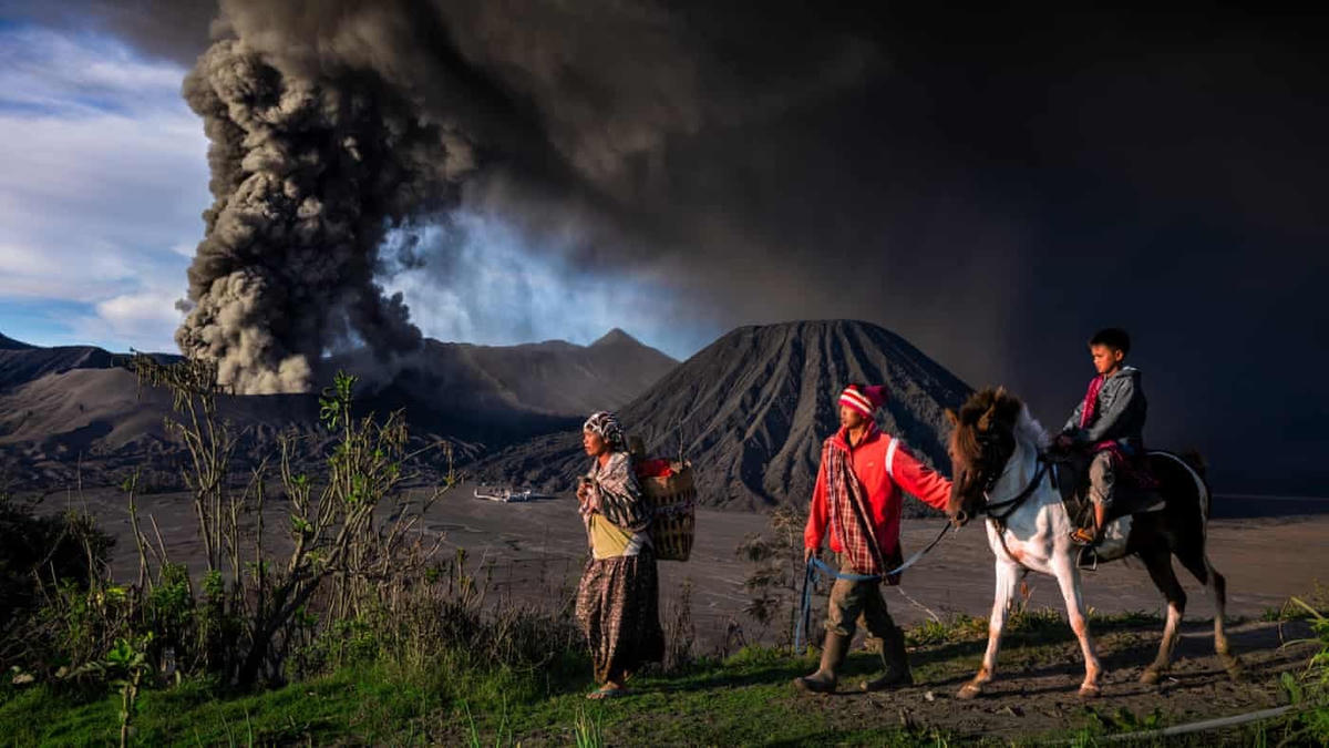 Núi Bromo liên tục xảy ra các vụ phun trào trong vòng một năm từ ngày 12/11/2015 đến ngày 12/11/2016. Núi lửa đã thải ra tro bụi làm gián đoạn các chuyến bay và hoạt động du lịch địa phương. Bất chấp hoạt động của núi lửa, những người dân sống gần đó vẫn tiếp tục cuộc sống như thường lệ. Bức ảnh chụp tại Vườn quốc gia Bromo Tengger Semeru, Đông Java đã được vinh danh tác phẩm nghệ thuật đáng chú ý tại hạng mục Hành trình và Phiêu lưu. Ảnh: Riksa Dewantara / Siena Awards 2021.