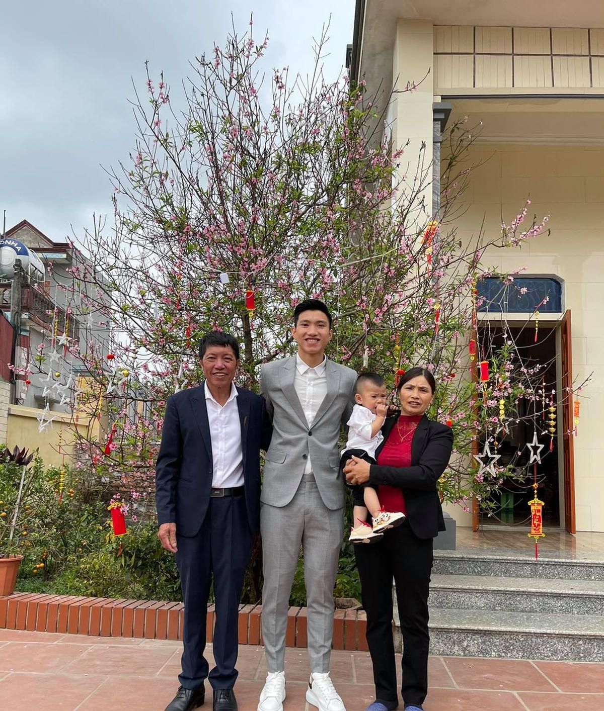 Cần thủ Đoàn Văn Hậu ăn Tết ở nhà cùng gia đình, anh gửi lời chúc: "Chúc mừng năm mới 2021. Mong mọi điều tốt đẹp nhất sẽ đến với tôi, gia đình cùng người thân và tất cả mọi người".