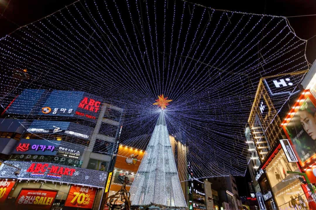 Hàn Quốc - Cây thông Noel của Busan được đặt tại khu thương mại Seomyeon.