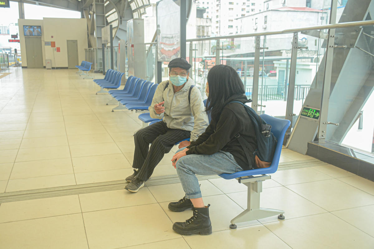 Song, lượng khách ngày đầu tuần đã hạ nhiệt so với hai ngày trước đó. Nhiều ga chỉ có 5-10 lượt hành khách/ chuyến tàu điện.