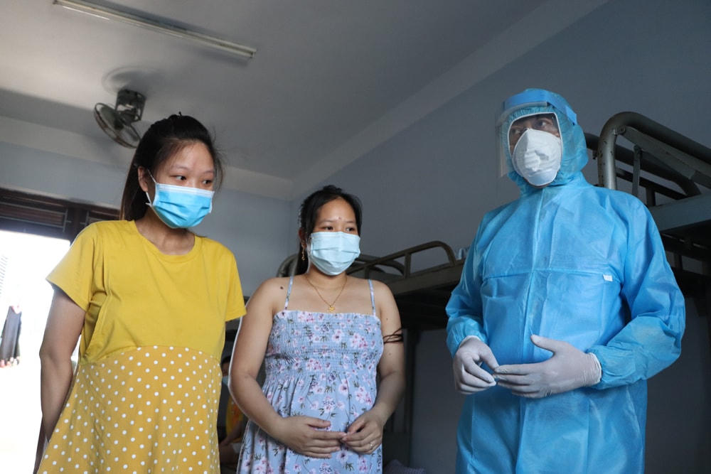 Các bác sĩ của Sở Y tế Quảng Nam thăm hỏi sức khỏe các sản phụ khi về cách ly tập trung tại địa phương.