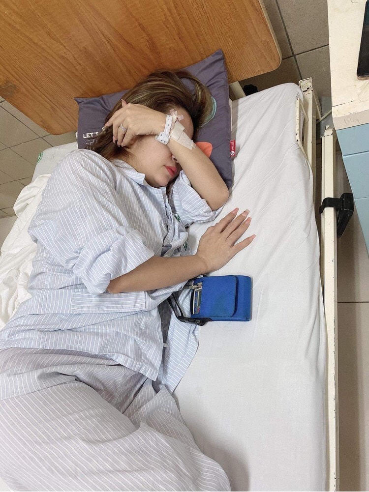 Chị P.N.A. hiện đang điều trị tại khoa Chống độc, Bệnh viện Bạch Mai. (Nguồn: Ảnh do người nhà nạn nhân cung cấp).  
