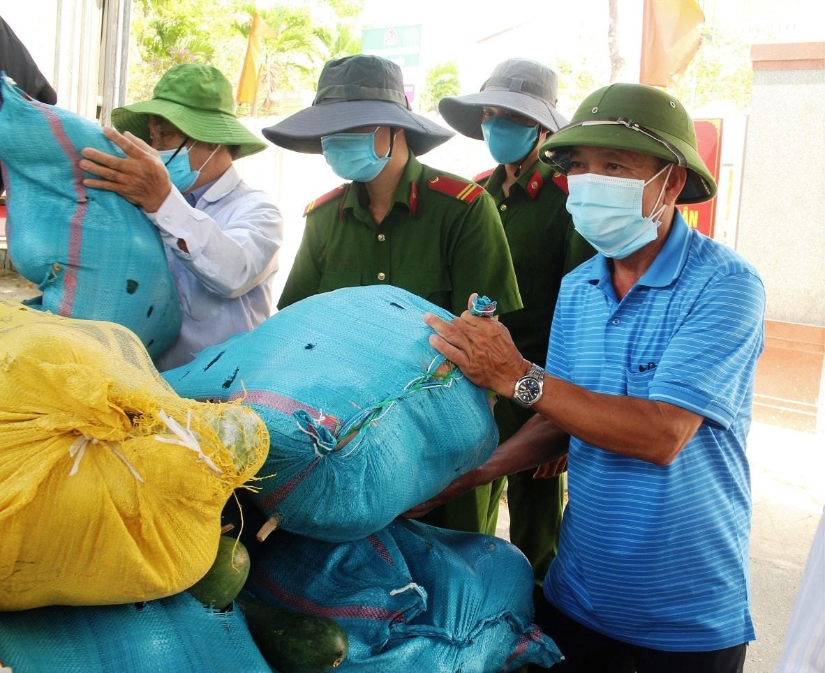 Lãnh đạo MTTQ Việt Nam thị xã Điện Bàn tham gia đưa lương thực, thực phẩm lên xe.