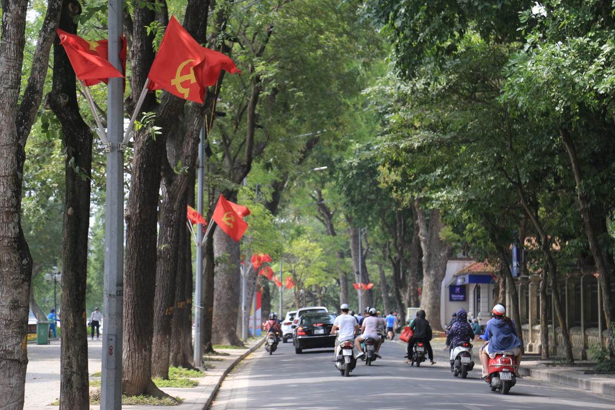 Các tuyến phố rợpp cờ hoa chào mừng ngày hội lớn của toàn dân.