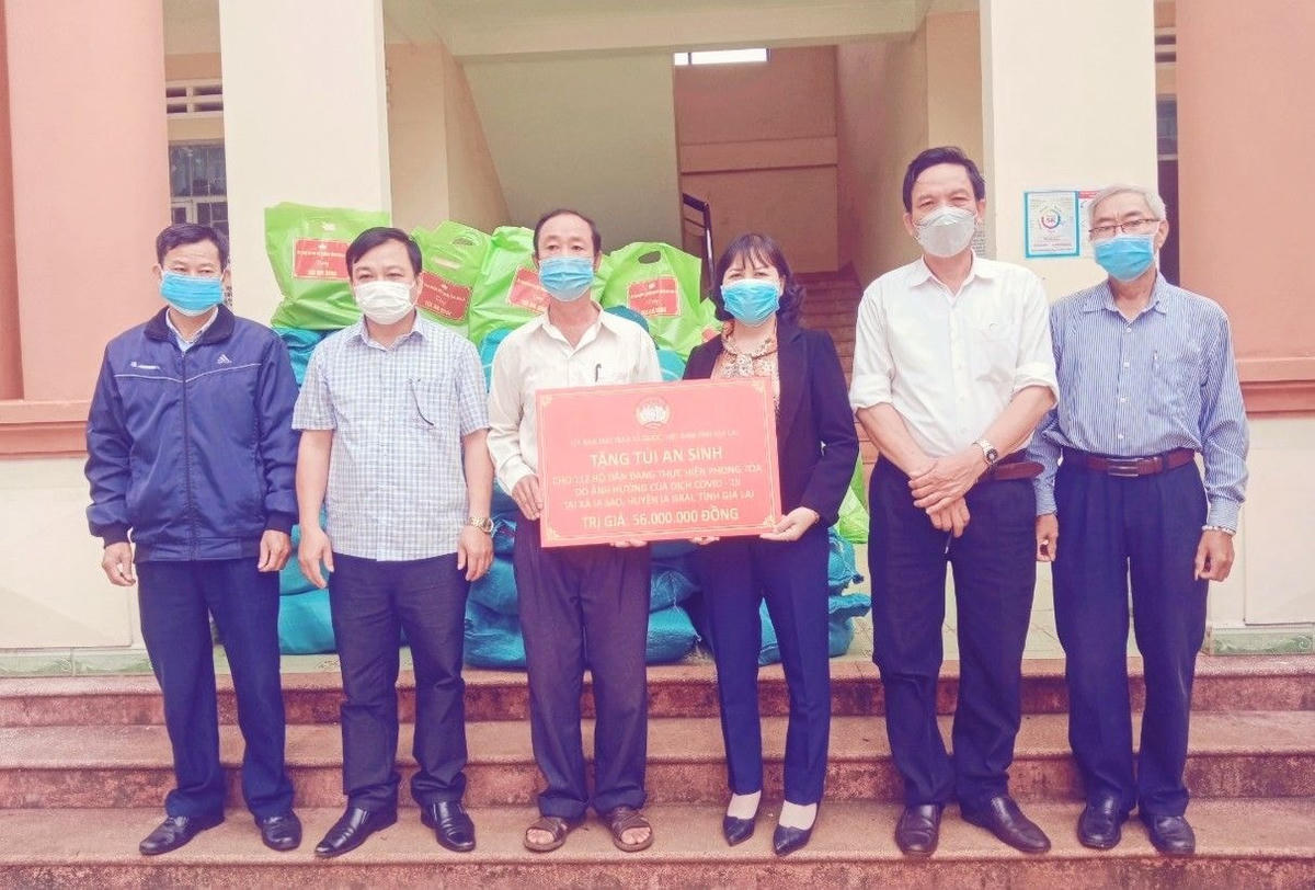 Bà Phạm Thị Lan, Phó Chủ tịch Uỷ ban MTTQ Việt Nam tỉnh  Gia Lai, trao hỗ trợ 112 túi an sinh cho người dân làng Năng, xã Ia Sao.