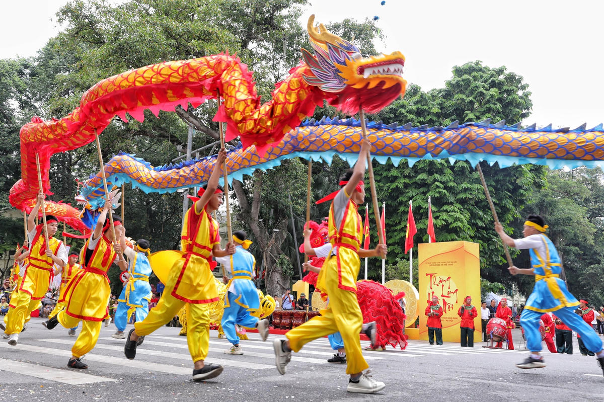 13 đội múa Rồng đua tài quanh hồ Hoàn Kiếm