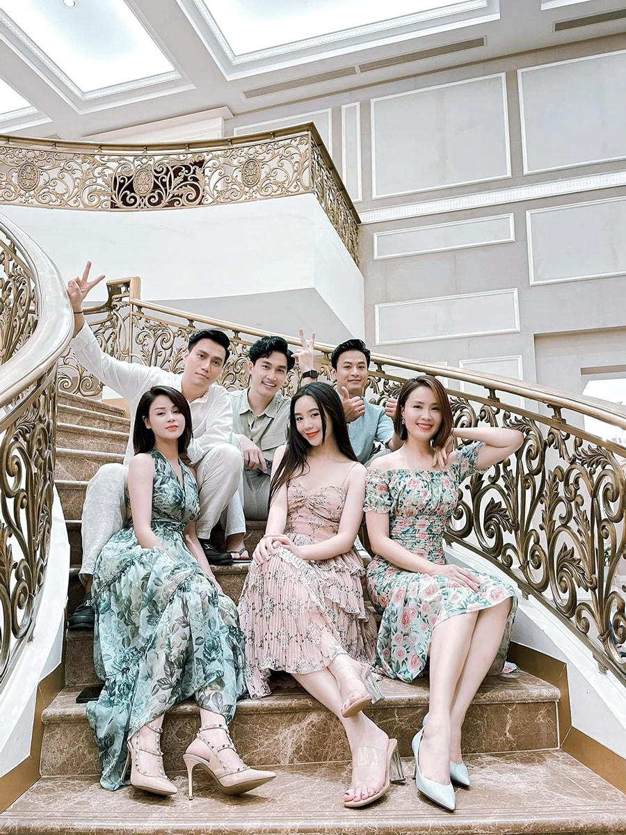 Lương Thu Trang, Việt Anh, Hồng Diễm, Hồng Đăng, Quỳnh Cool, Đình Tú có những giây phút vui vẻ bên nhau trong ngày cuối quay 'Hướng dương ngược nắng'. Sau gần một năm đồng hành với nhau, nhóm diễn viên trở nên thân thiết như gia đình và thấy bịn rịn khi chia tay.  