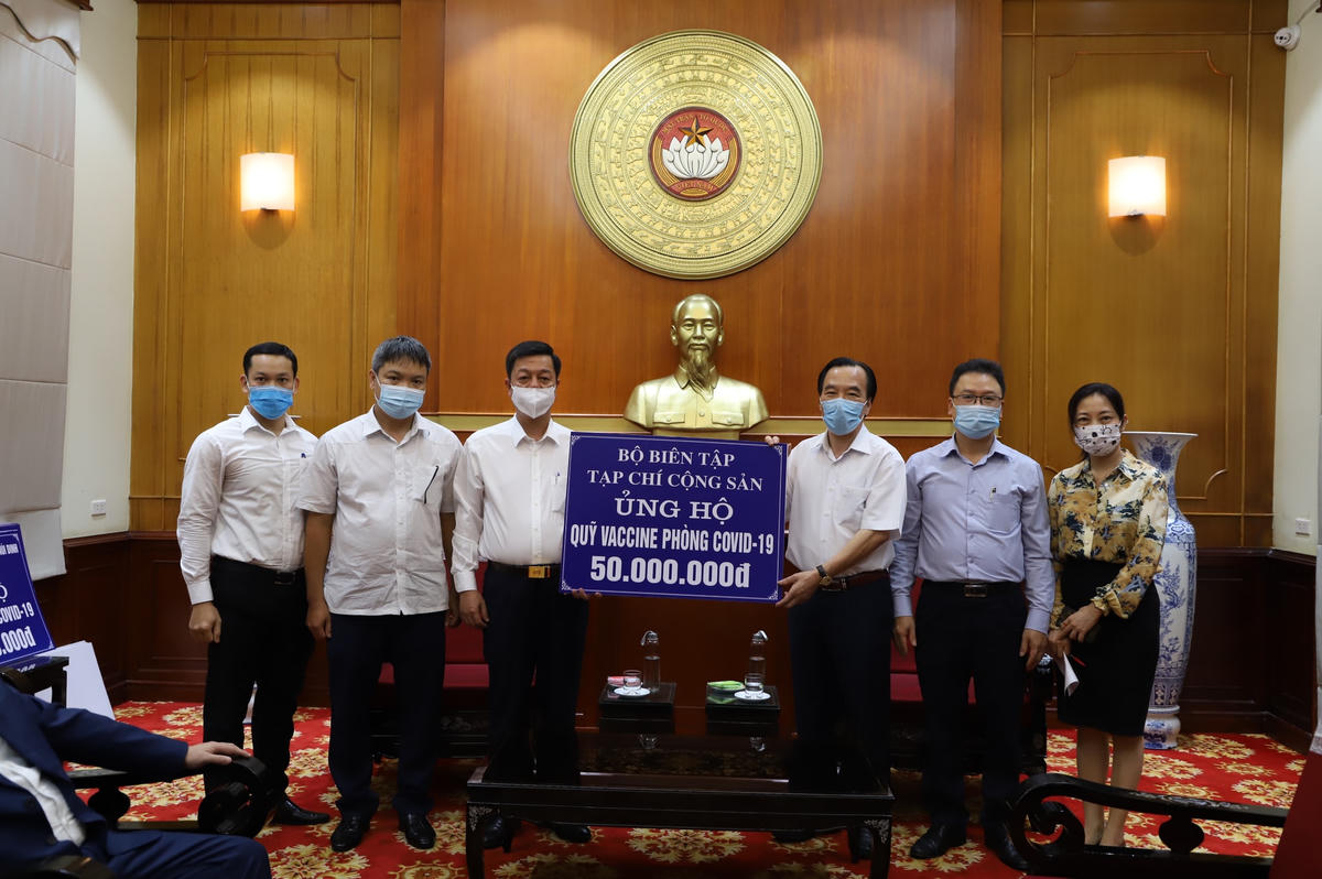 Phó Chủ tịch Ngô Sách Thực tiếp nhận ủng hộ từ Tạp chí Cộng sản.