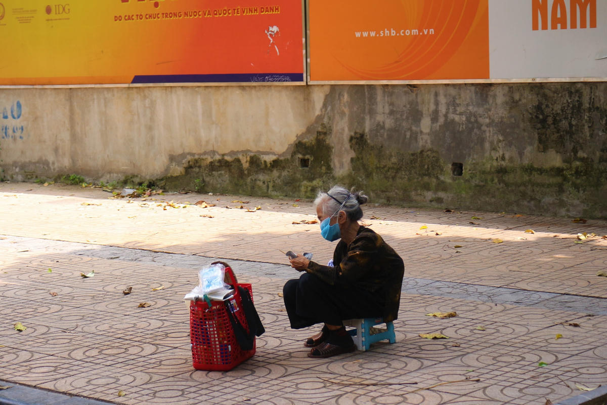 Nhiều người dù cao tuổi nhưng vẫn ra đường mưu sinh.