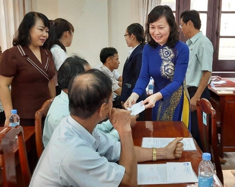 Phó bí thư Thường trực Tỉnh ủy, Chủ tịch HĐND tỉnh Bình Phước Huỳnh Thị Hằng trao quà cho các đại biểu tại buổi họp mặt.