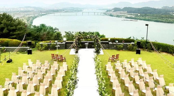 Siêu đám cưới diễn ra ngoài trời.