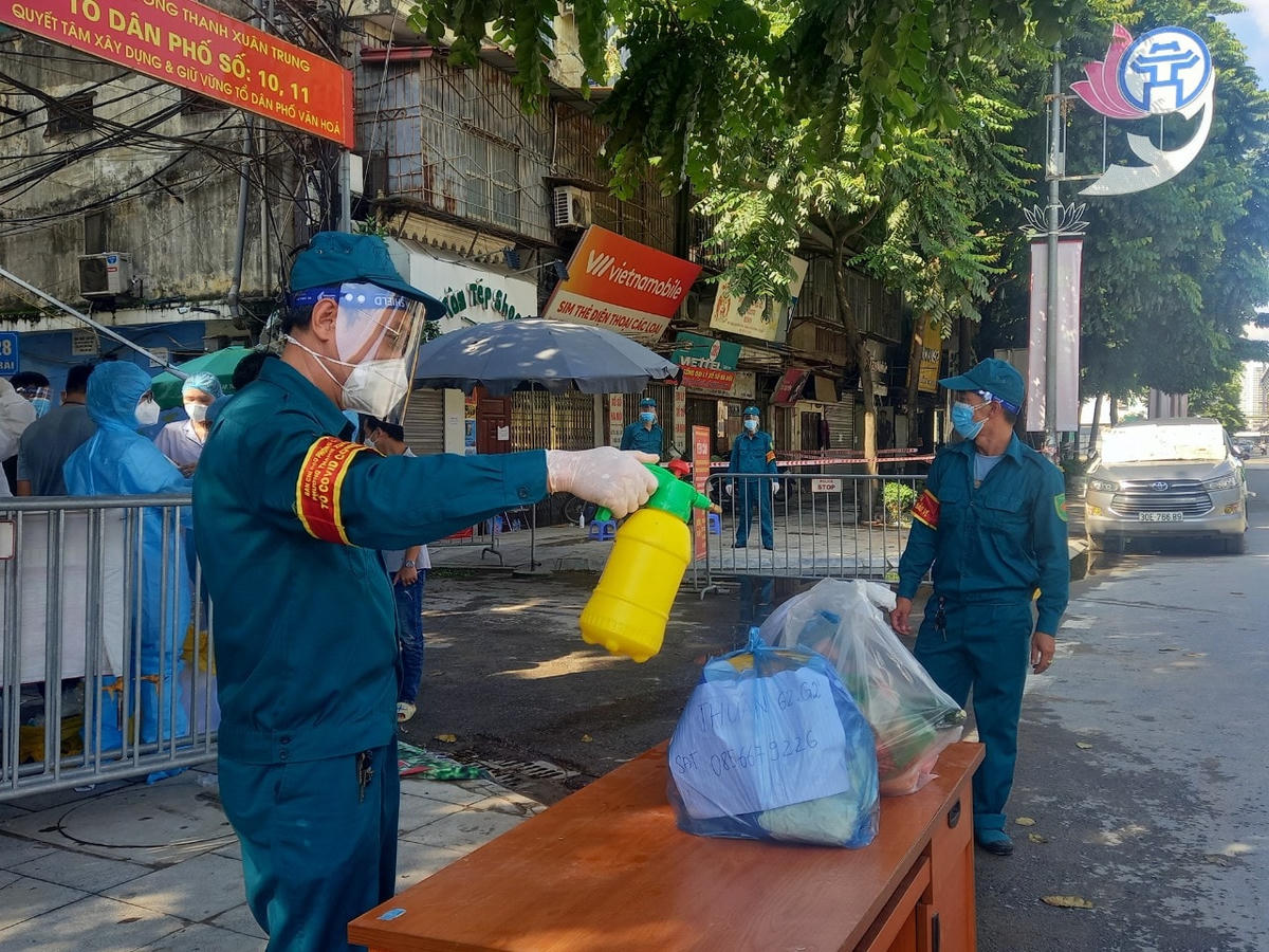 Nhu yếu phẩm tiếp tế sẽ được để bàn riêng và được phun khử khuẩn trước khi đưa vào khu vực cách ly y tế.