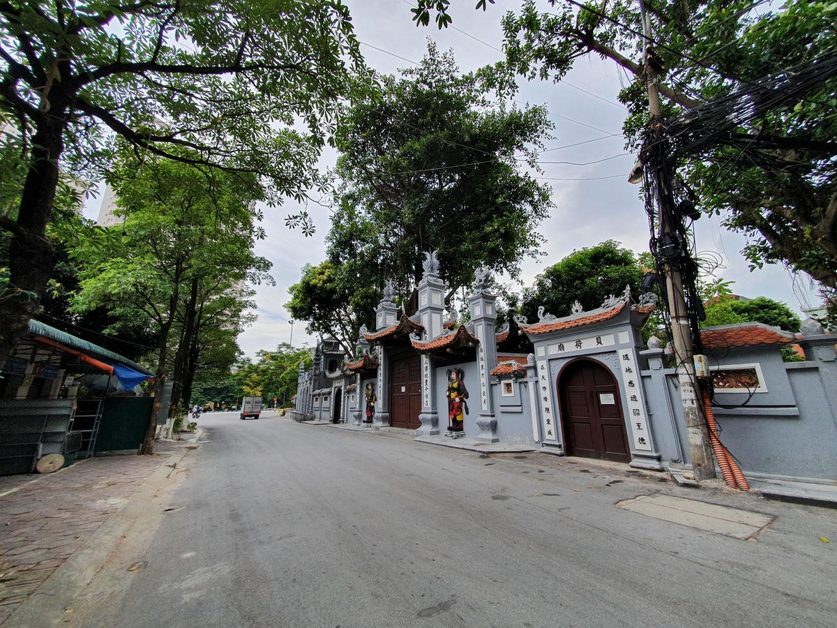 Chùa Hà (quận Cầu Giấy) - ngôi chùa nổi tiếng cầu duyên của Thủ đô trở nên vắng bóng người qua lại.