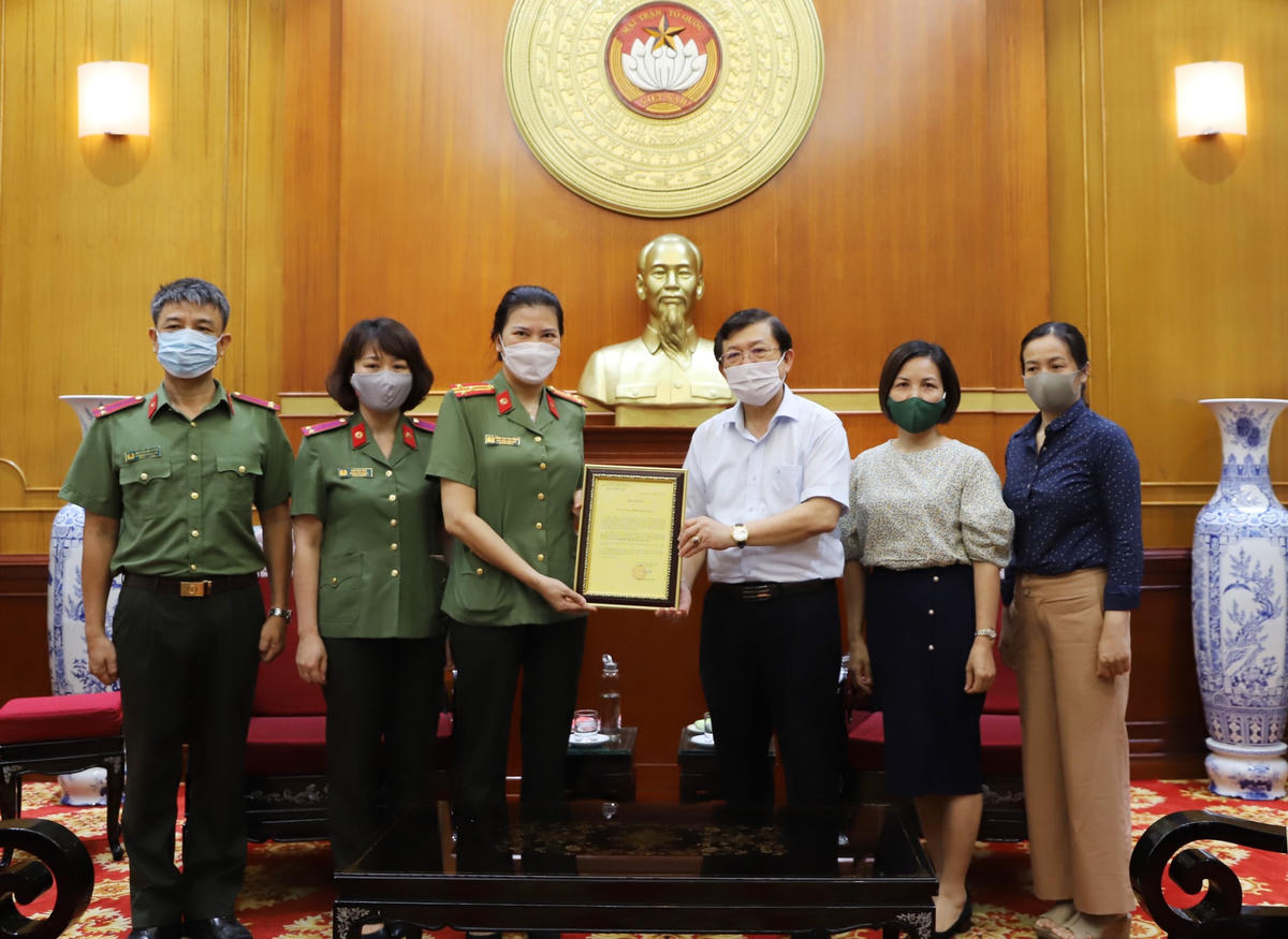 Phó Chủ tịch Nguyễn Hữu Dũng trao thư cảm ơn Công ty Thăng Long, Bộ Công an.