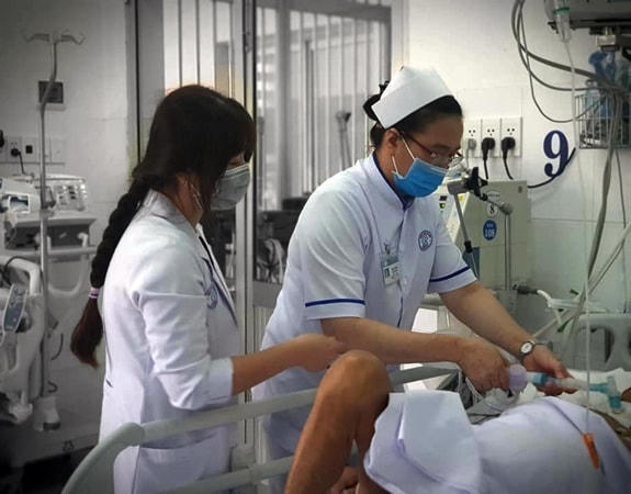 Chăm sóc bệnh nhân tại Khoa bệnh Nhiệt đới, Bệnh viện Chợ Rẫy. Ảnh: Thanh Kim Tùng.