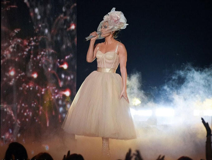 Jennifer Lopez biểu diễn tại American Music Awards. Ảnh: ABC.