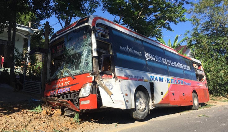 Vụ va chạm khiến xe khách tông vào hàng rào nhà dân.