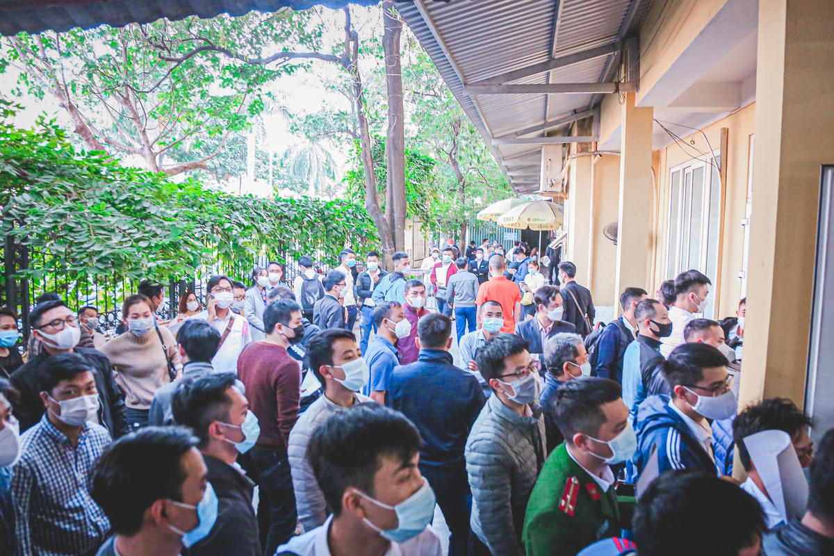 “Tôi đến Cở sở Đăng ký xe số 1 từ sáng, nhưng phải đến chiều mới nhận được biển số do rất nhiều người đến làm thủ tục”- Anh Tuấn cho biết thêm.