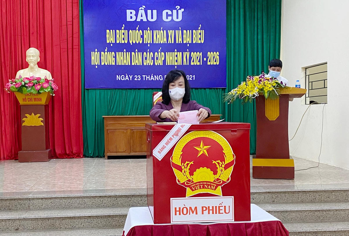 Bí thư Tỉnh ủy Đào Hồng Lan bỏ phiếu tại khu vực bỏ phiếu số 2, phường Suối Hoa