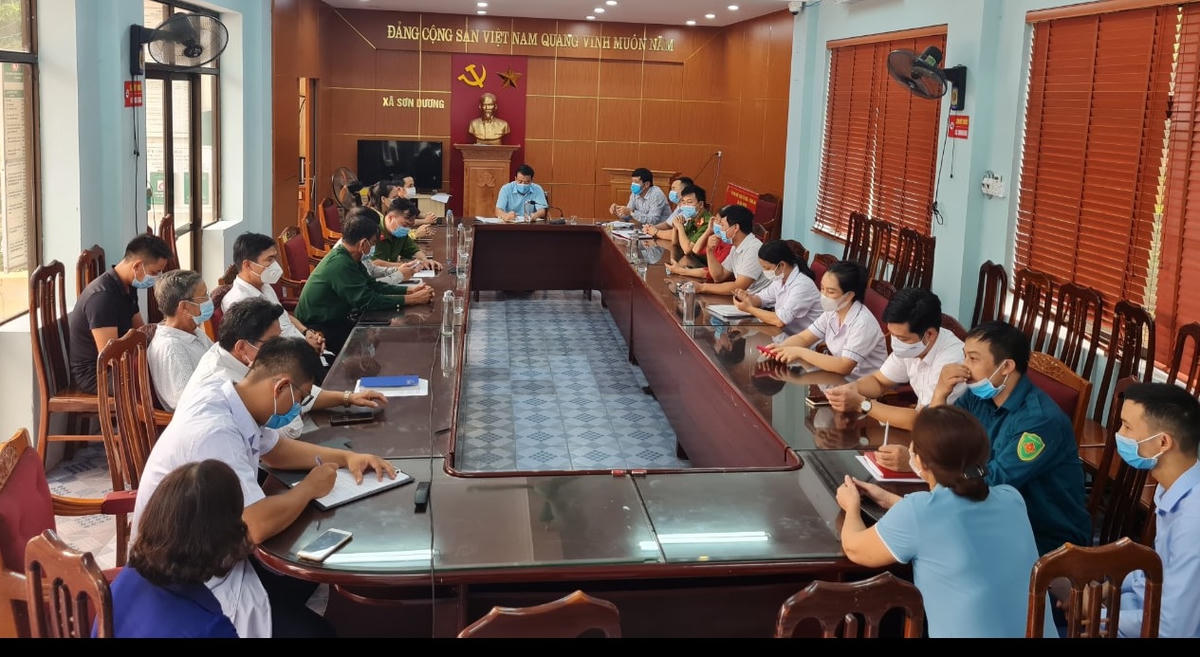 Tình huống giả định trên địa bàn xã Sơn Dương, TP Hạ Long, có xuất hiện 1 ca F0 trong cộng đồng. Ban chỉ đạo phòng, chống Covid-19 của xã nhanh chóng họp triển khai, tổ chức lực lượng thu dung F0, F1, bố trí tại các điểm cách ly đã được xác định sẵn trên địa bàn.