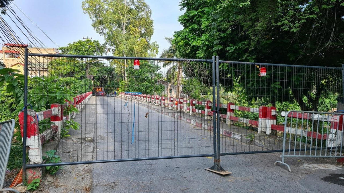 Người dân không được di chuyển qua các cầu có chốt cứng rào chắn. 