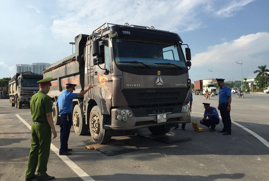 Xe quá tải gây hư hỏng kết cấu nhiều tuyến đường.