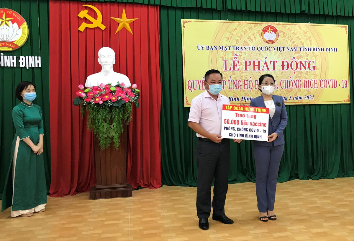 Đại diện tập đoàn Hưng Thịnh trao 50.000 liều vaccine tại Lễ phát động.