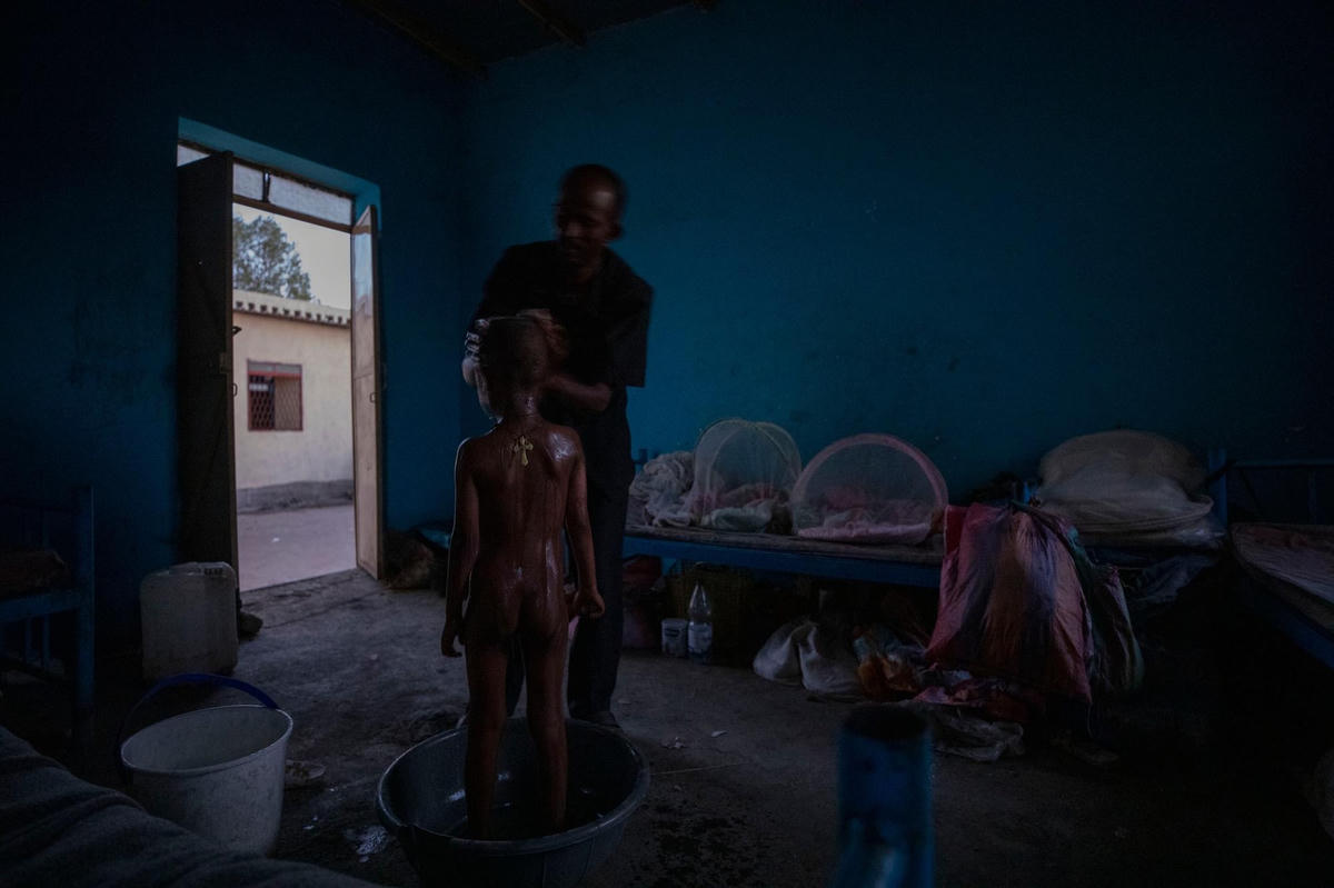 Những người tị nạn tại nơi trú ẩn của họ ở Hamdayet, miền đông Sudan, gần biên giới với Ethiopia, vào ngày 21/3/2021. Ảnh: AP.   
