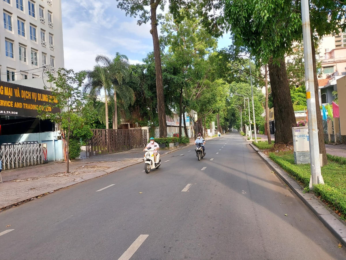 Trước khi chưa có Chỉ thị 16, đường Pastuer, Quận 3 xe ô tô nối đuôi nhau, nhưng chiều ngày 10/7, con đường này thi thoảng mới có xe chạy qua.