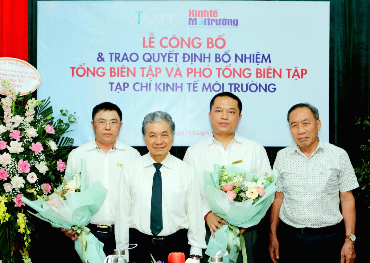 PGS.TS Trương Mạnh Tiến, Chủ tịch Trung ương Hội Kinh tế Môi trường Việt Nam, PGS.TS Lưu Đức Hải, Phó Chủ tịch Trung ương Hội Kinh tế Môi trường Việt Nam tặng hoa chúc mừng hai lãnh đạo Tạp chí Kinh tế Môi trường vừa nhận quyết định bổ nhiệm.  