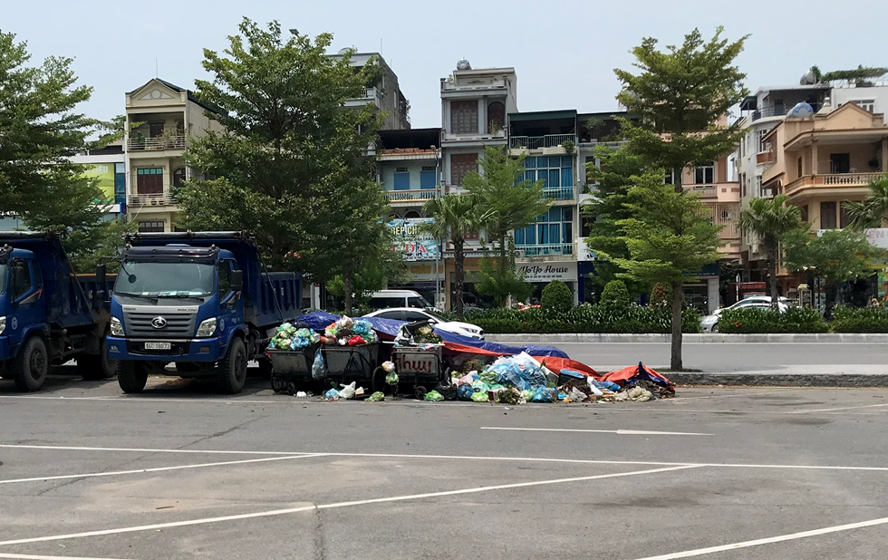 Điểm tập kết rác trên tuyến đường Nguyễn Văn Cừ, TP Hạ Long.