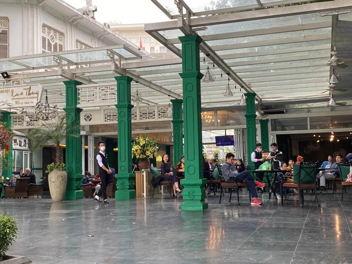 Nhà hàng Lục Thuỷ tại phố Lý Thái Tổ mở cửa phục vụ khách hàng nhưng lượng khách cũng giảm nhiều, các bàn cũng được kê giữ khoảng cách. Ảnh: Lan Anh. 