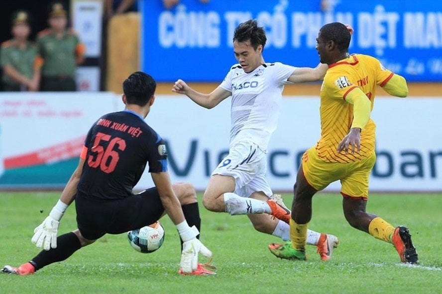 Trong tình hình mới, VPF đã cho phép mỗi đội bóng được phép đăng ký tối thiểu 18 người và tối đa 35 người để có thể “thích nghi” với Covid-19.