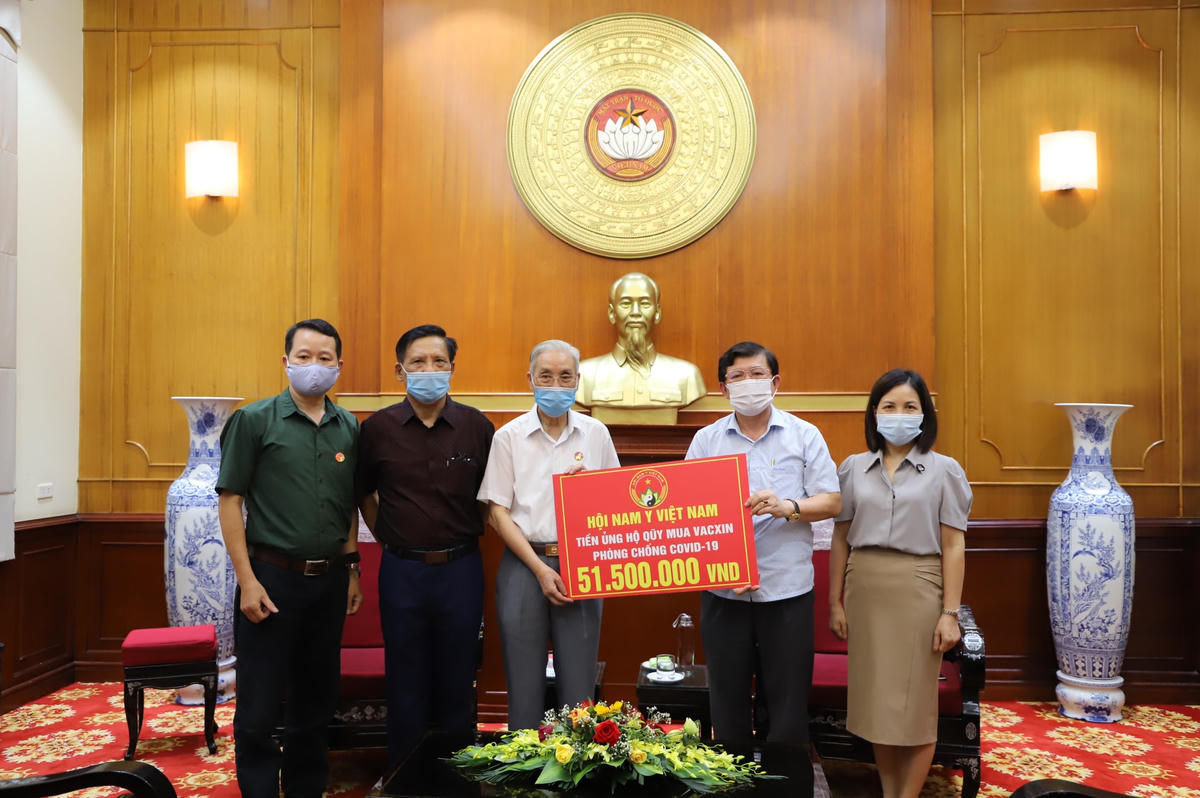 Phó Chủ tịch Nguyễn Hữu Dũng tiếp nhận ủng hộ từ Hội Nam y Việt Nam.